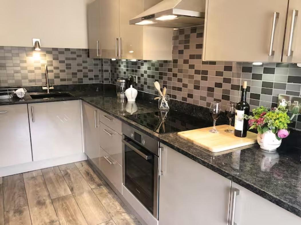 Pass The Keys Old Beams Luxury Style & Comfort In Town Centre Bakewell Exterior photo