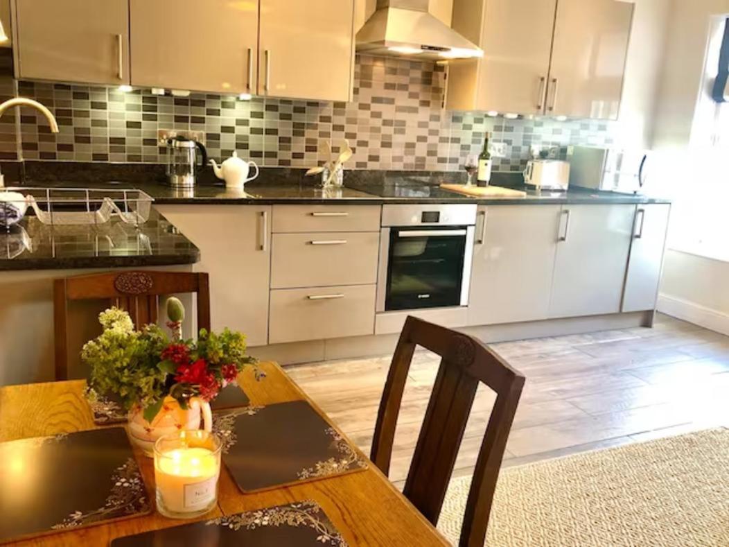 Pass The Keys Old Beams Luxury Style & Comfort In Town Centre Bakewell Exterior photo